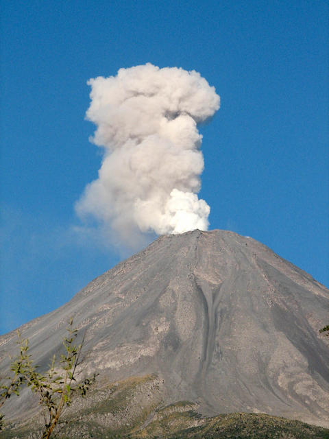 Volcan Colima ash and steam eruption