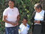 Abuela, madre, y hijo picking cactus fruit
